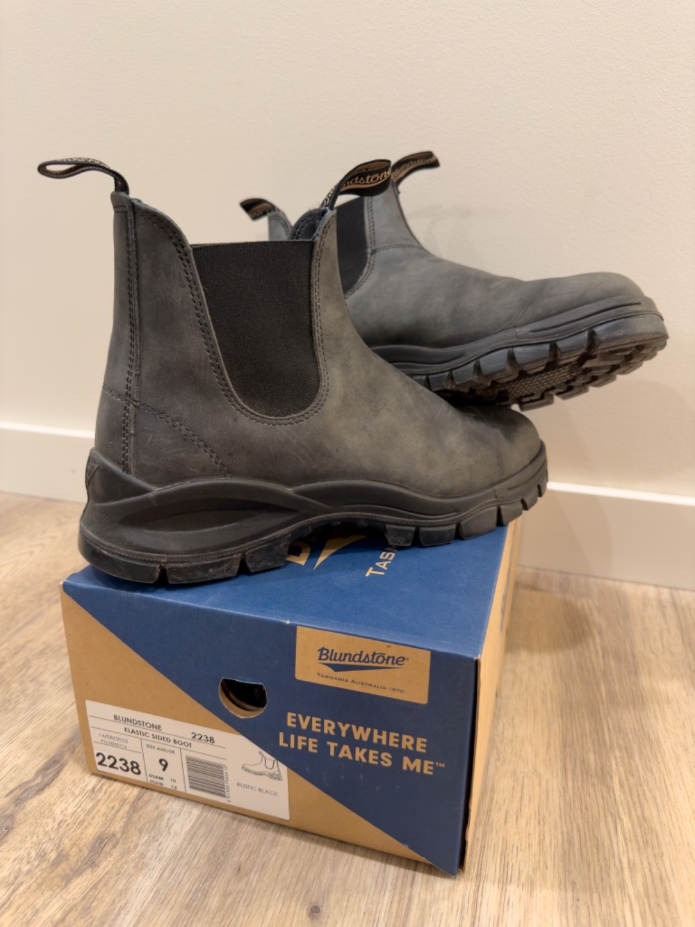 Blundstone Lug Boot in Rustic Black size 9 AUS/UK Style 2238